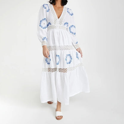 Biała sukienka midi z haftem i koronkowym wykończeniem