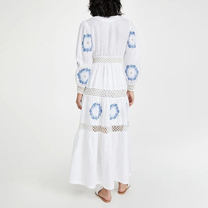 Biała sukienka midi z haftem i koronkowym wykończeniem