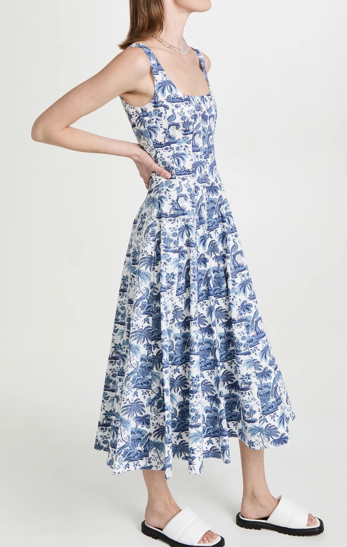 Niebiesko-biała sukienka midi z nadrukiem